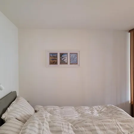 Central, Newly Renovated 2-room Apartment *