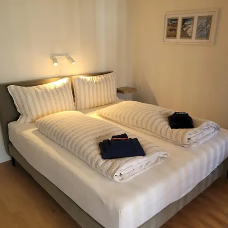Central, Newly Renovated 2-room *