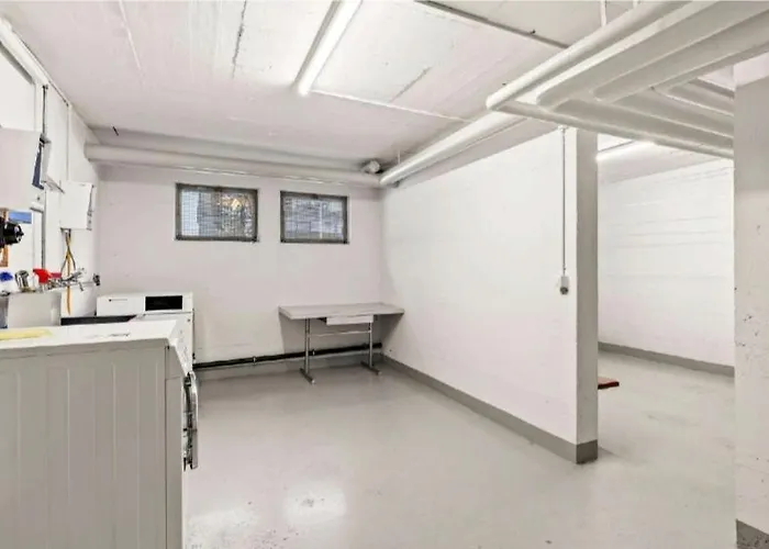 Apartment Central, Newly Renovated 2-room *