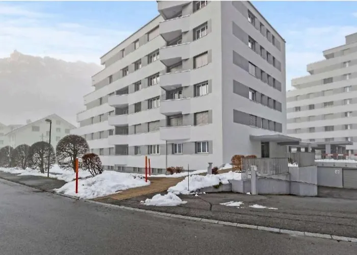 Central, Newly Renovated 2-room Apartment *