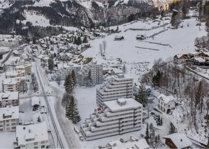 Central, Newly Renovated 2-room Apartment *