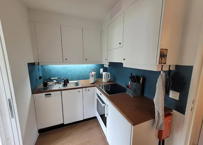 Central, Newly Renovated 2-room *