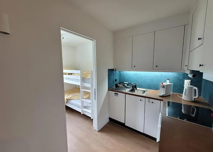 Central, Newly Renovated 2-room *