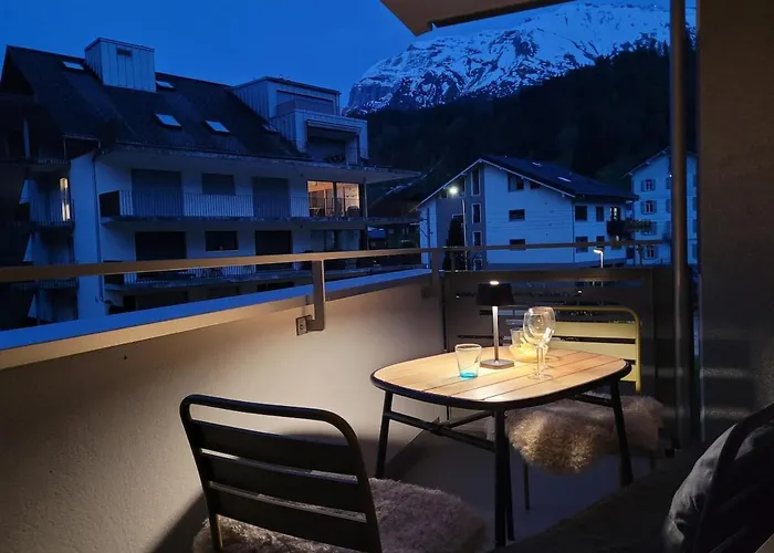 Central, Newly Renovated 2-room