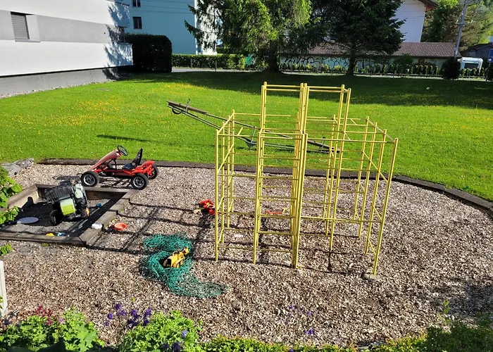 Central, Newly Renovated 2-room Apartment *