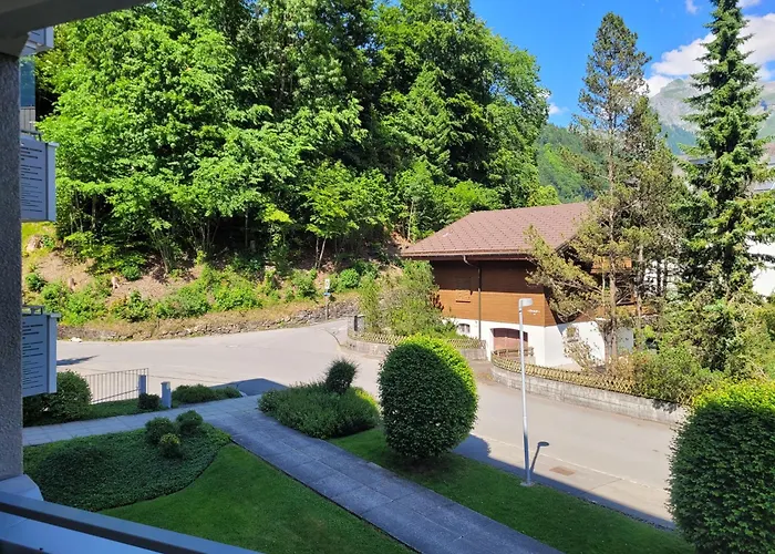 Central, Newly Renovated 2-room *