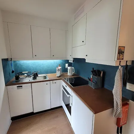 Central, Newly Renovated 2-room *